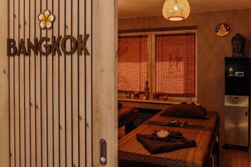 Pokój Bangkok w Numare Opole — dwa łóżka do masażu tajskiego dla par